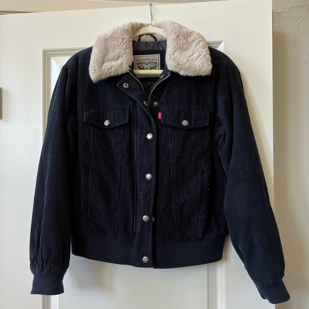 Levi’s faux fur collar corduroy bomber jacket in navy/cream. Size XS.